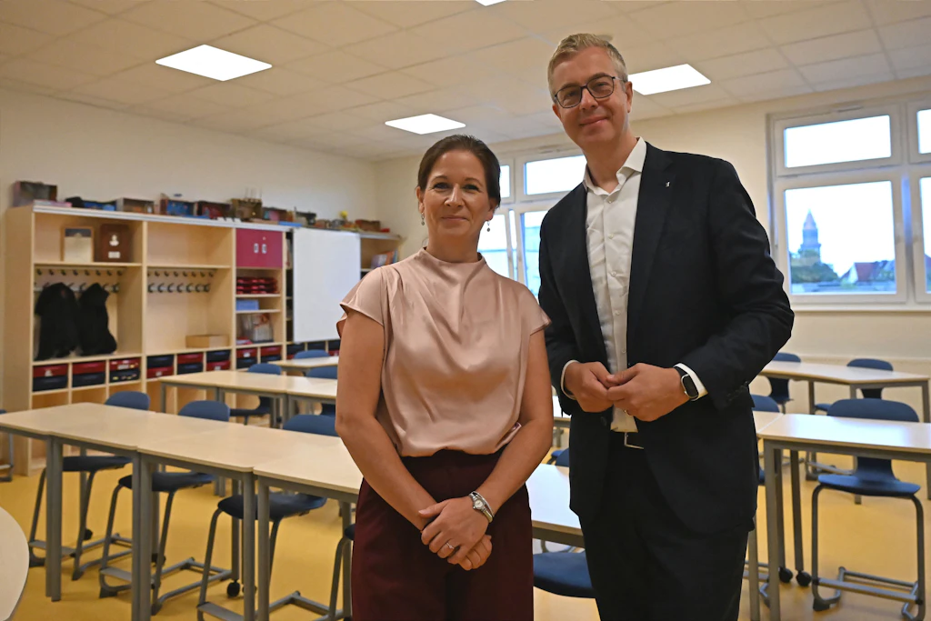 Berlins Bildungssenatorin Katharina Günther-Wünsch (CDU) und CDU-Spitzenkandidat Stefan Evers stehen in einem Klassenraum der Internationalen Schule Berlin.