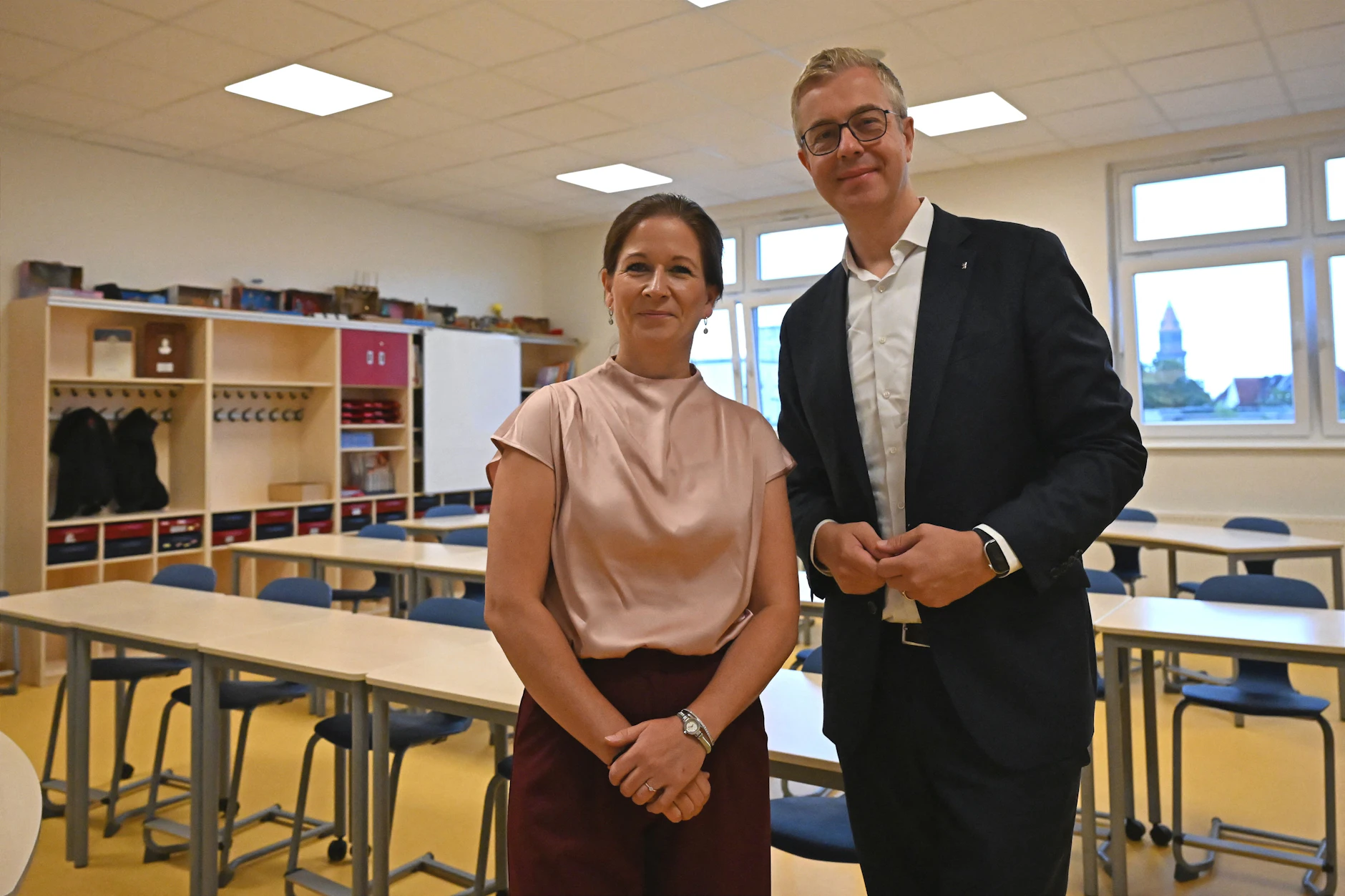 Berlins Bildungssenatorin Katharina Günther-Wünsch (CDU) und CDU-Spitzenkandidat Stefan Evers stehen in einem Klassenraum der Internationalen Schule Berlin.