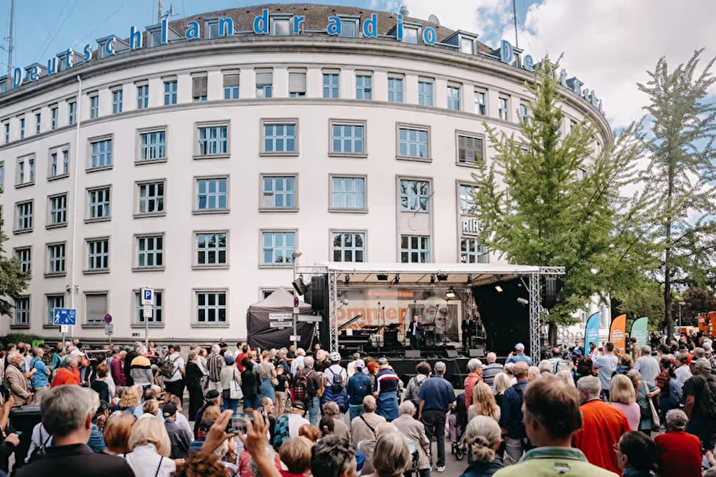 Blick hinter die Kulissen: Deutschlandfunk Kultur feiert den Sommer und 80 Jahre Rias-Geschichte mit einem Festival am Hans-Rosenthal-Platz.
