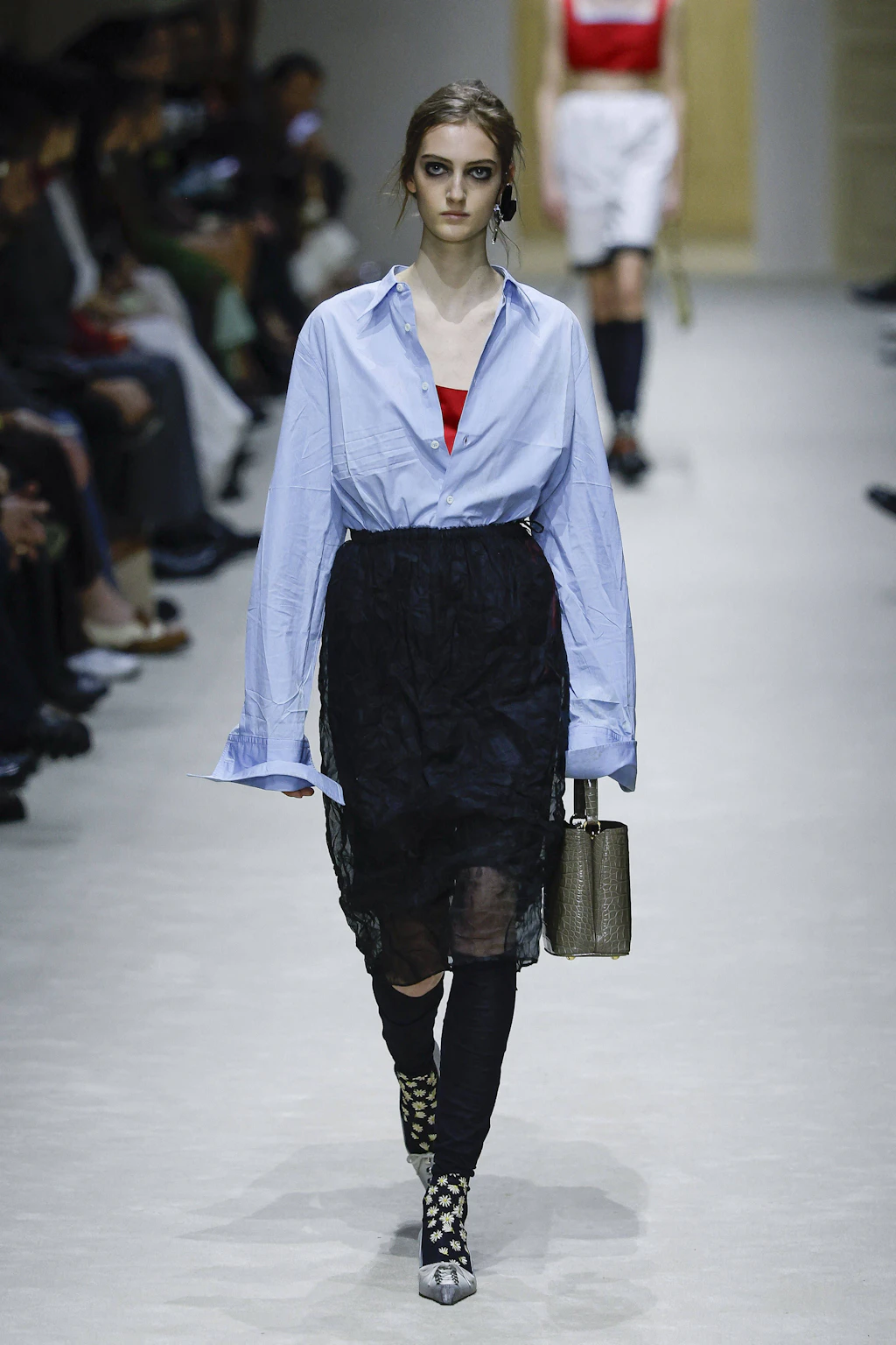 Für Herbst/Winter 2026/27 befreit uns Prada vom Bügelzwang. Chic!