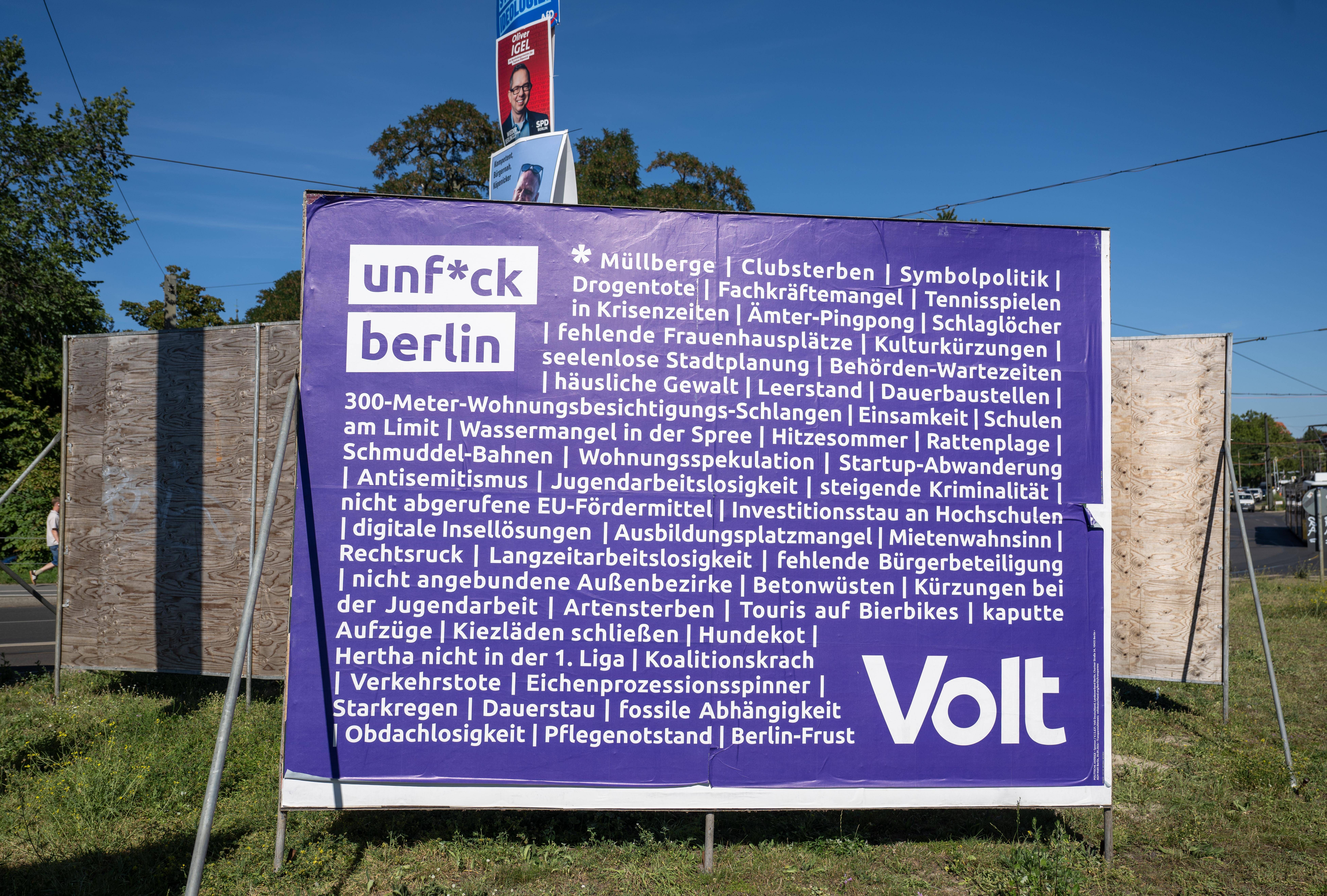 Volt-Partei zieht Hertha BSC mit Wahlplakat durch den Berliner Dreck
