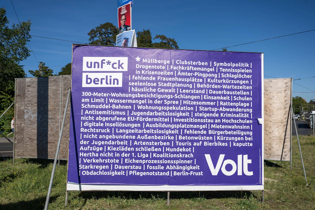 Die Volt-Partei und ihr Unf*ck-Wahlplakat mit einer Liste aller Ärgernisse in Berlin, an Stelle 44 steht: Hertha nicht in der 1. Liga.