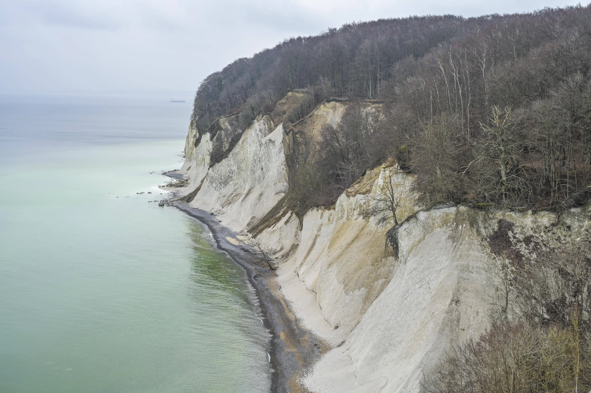 Der Felsen am Kollicker Ufer im Nationalpark Jasmund auf der Insel Rügen. Hier sind die sechs Menschen im Wasser in Schwierigkeiten geraten.
