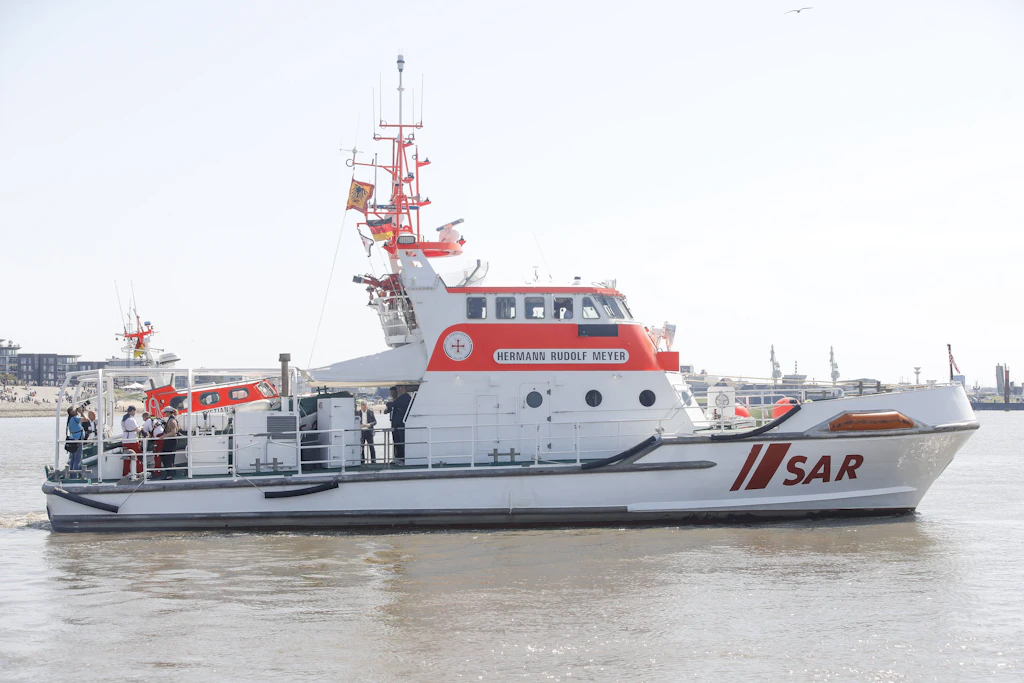 Symbolbild: Ein Kreuzer der Deutschen Gesellschaft zur Rettung Schiffbrüchiger (DGzRS). Retter mussten sechs Personen von einer Yacht vor Rügen befreien.