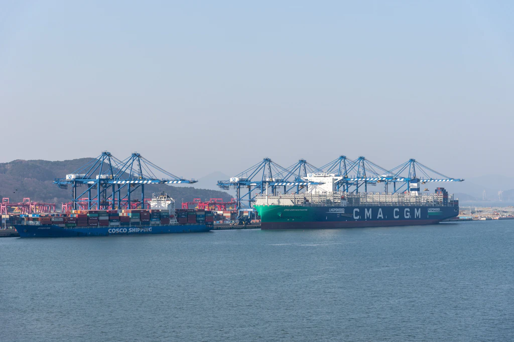 Containerschiffe liegen im südkoreanischen Hafen von Busan vor Anker.