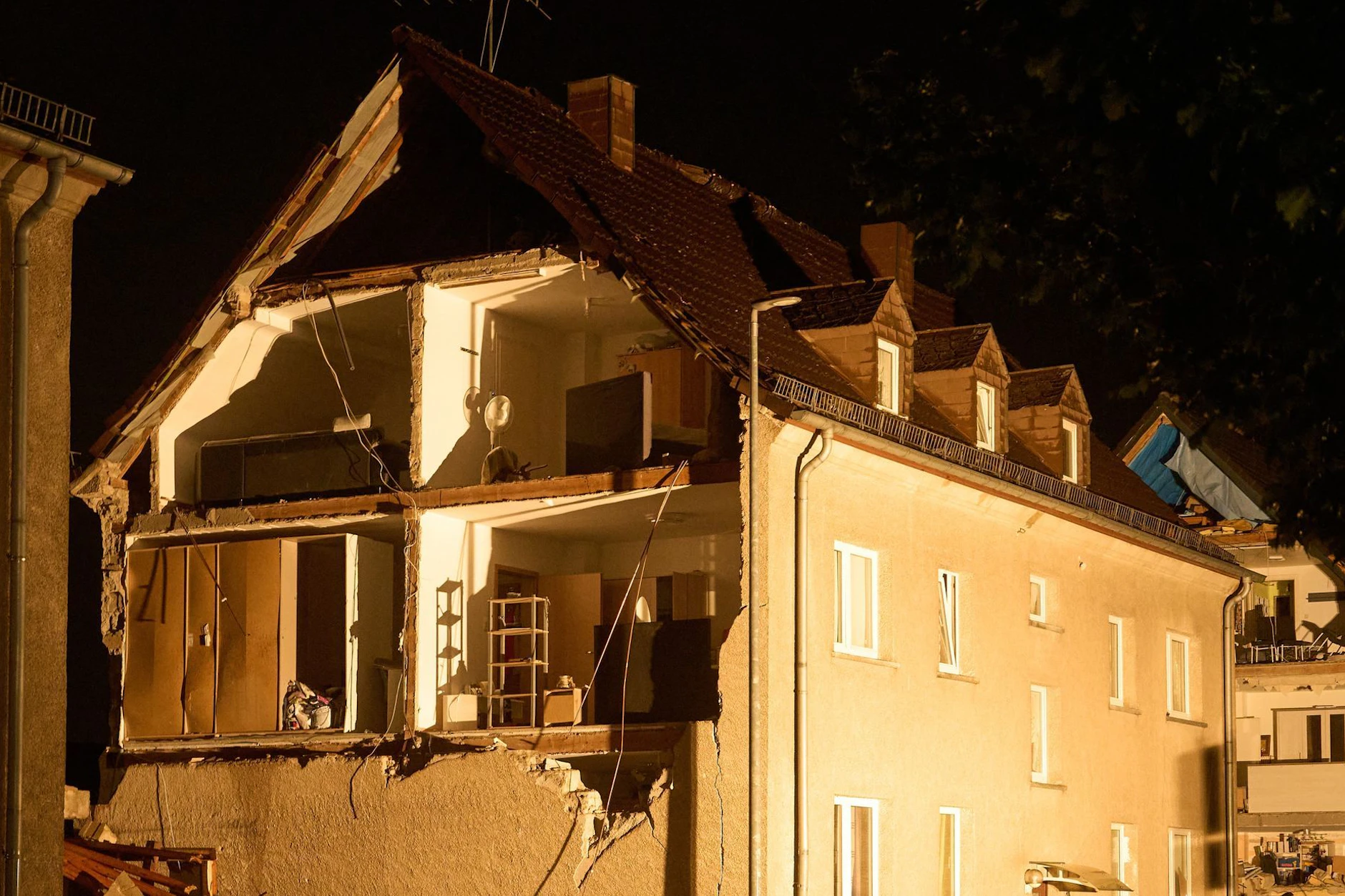In Rheinland-Pfalz wurde im Unwetter die komplette Wand eines Wohnhauses weggerissen.