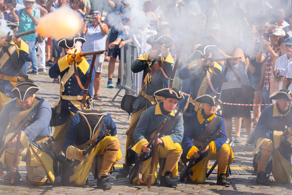 Mitglieder militärhistorischer Vereine aus Schweden stellen zur Eröffnung des 24. Schwedenfest auf dem Marktplatz eine Schlacht nach.