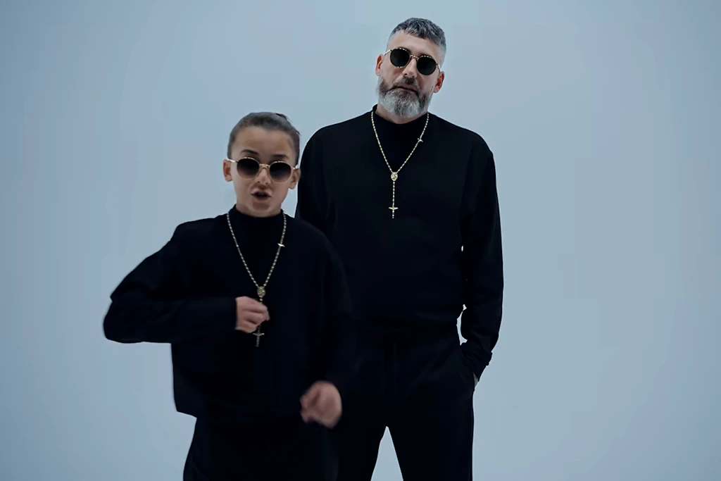 Sido mit Sohn Bo im Musikvideo zu „ISSA“.
