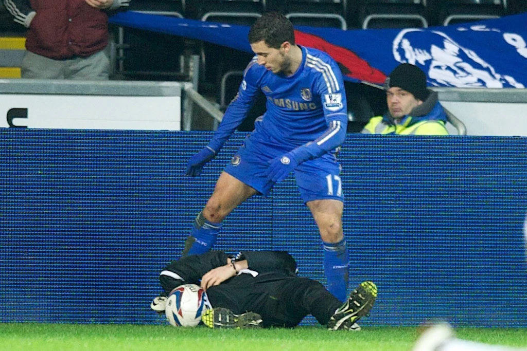 Chelsea-Profi Eden Hazard steht am 23. Januar 2013 über dem auf dem Ball liegenden Swansea-Balljungen Charlie Morgan.