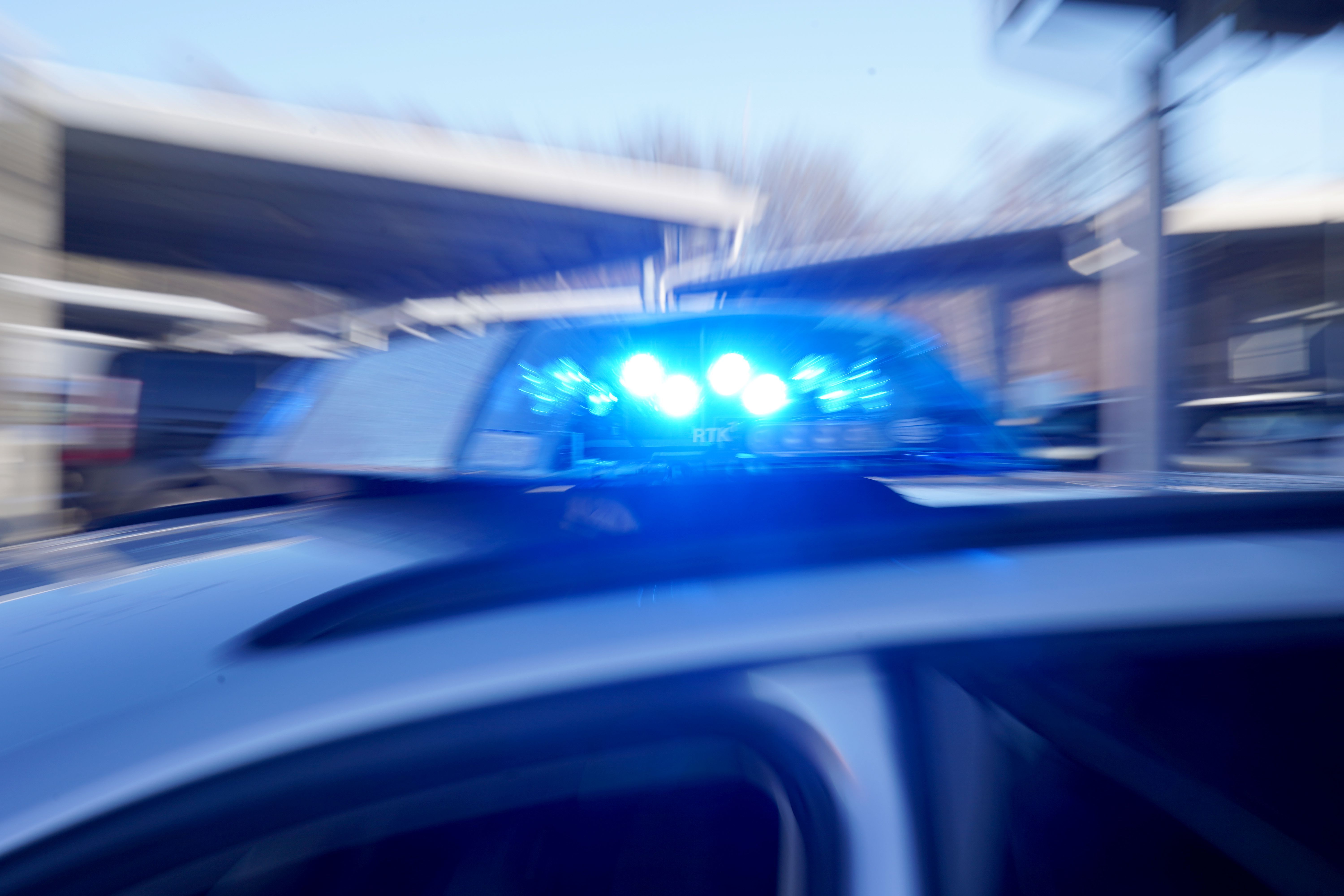 Nach wilder Verfolgsjagd: Polizei sucht blonde Frau in rotem Kleid
