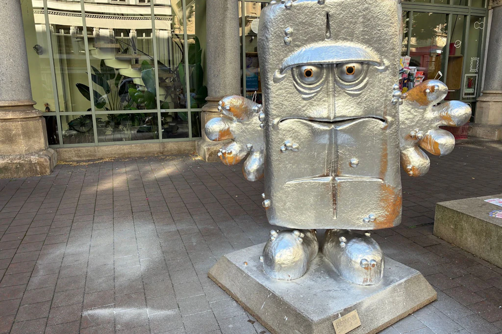 Unbekannte haben die Skulptur der Kika-Figur „Bernd das Brot“ mit silberner Farbe besprüht.