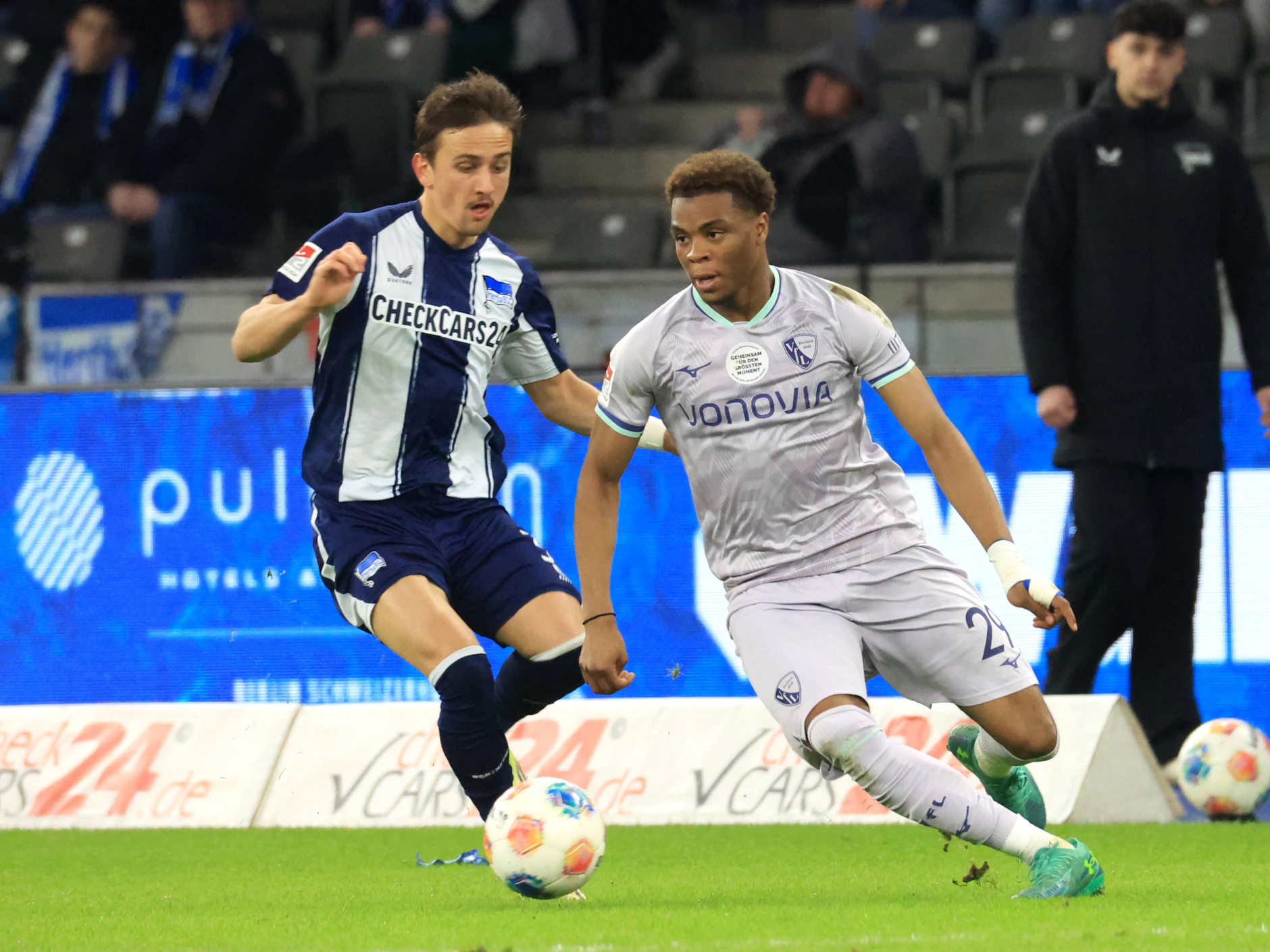 Vergangene Saison hatte Ex-Herthaner Michal Karbownik viel Mühe, Farid Alfa-Ruprecht beim Spiel gegen den VfL Bochum zu stoppen.