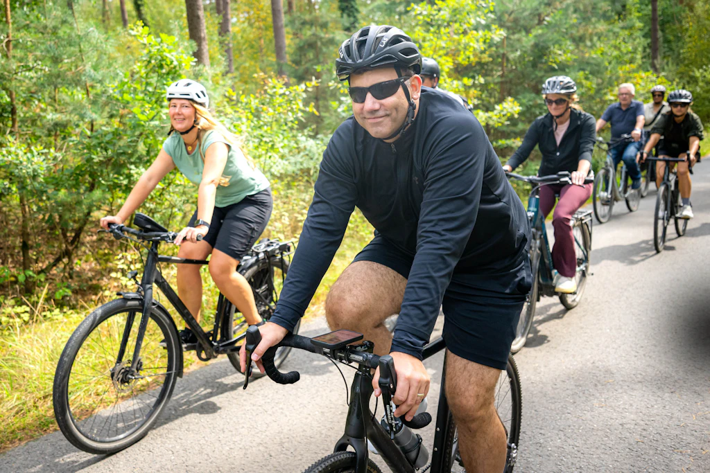 Lars Klingbeil (SPD), Bundesminister der Finanzen, Vizekanzler und SPD-Bundesvorsitzender, bei einer Radtour durch seinen Wahlkreis