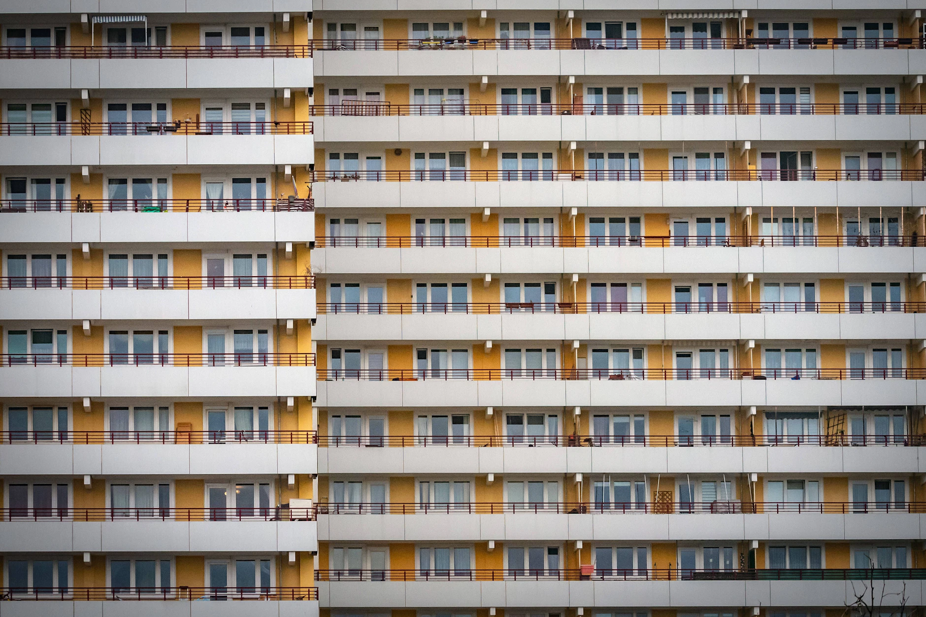Balkon an Balkon über zehn Etagen: In der DDR waren die Wohnungen beliebt und günstig.