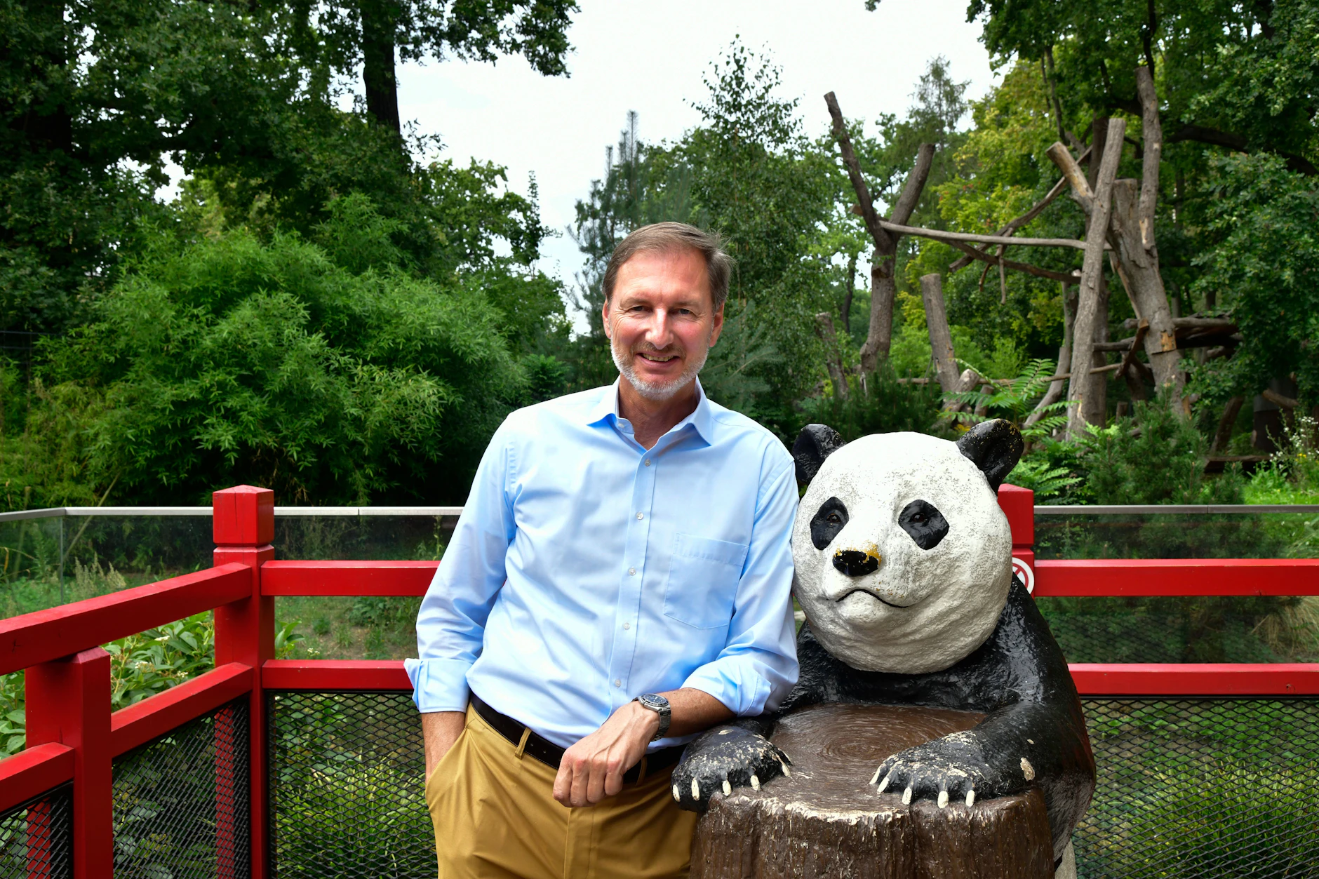 Der Berliner Zoo-Chef Andreas Knieriem am Panda Gehege. Er ist sich sicher: Lotti und Leni müssen noch nicht so schnell nach China.