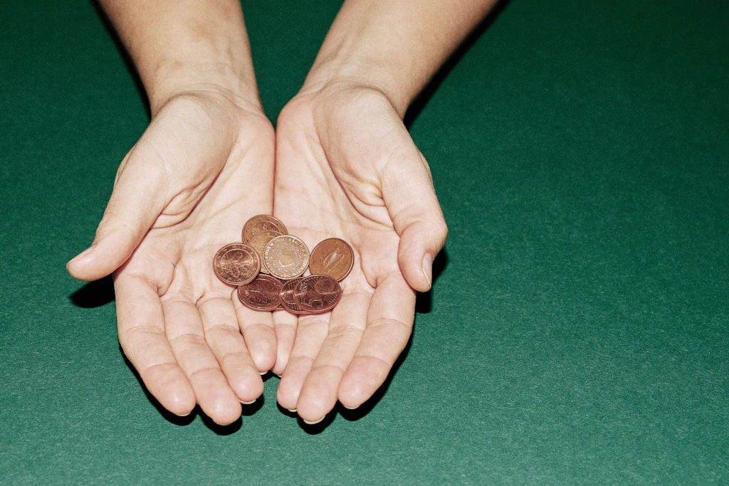 Ein paar Münzen als Anerkennung? Trinkgeld wird mittlerweile auch häufig per Karte gezahlt.