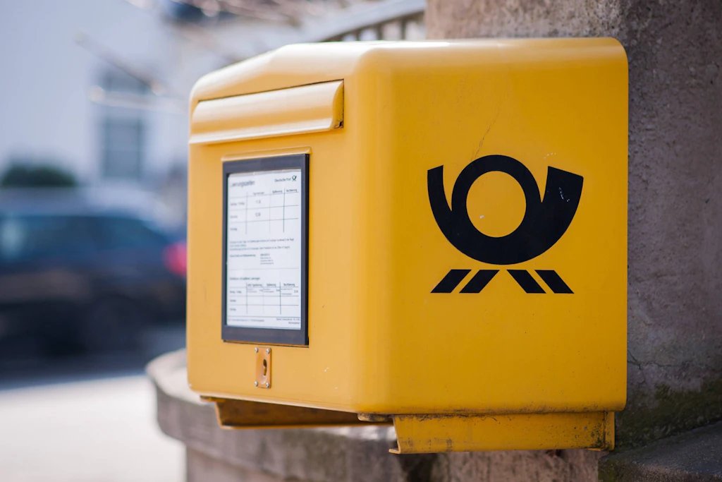 Ab 2027 ändert die Deutsche Post ihre Briefformate. Was höher ist als drei Zentimeter, passt nicht mehr durch den Schlitz. (Symbolbild)