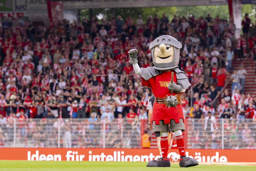 Das Union Maskottchen Ritter Keule sorgt für Stimmung: Im Stadion und im Eastgate.