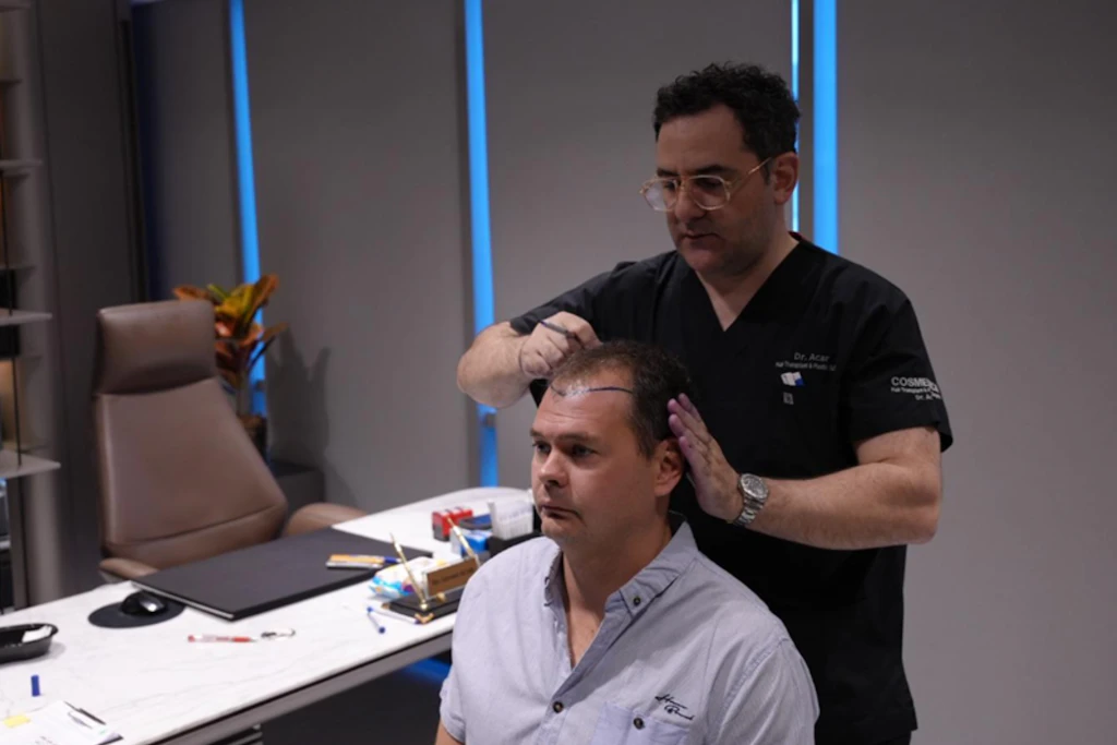 Bei der Definition der optimalen Haarlinie spielen verschiedene Aspekte eine Rolle. 