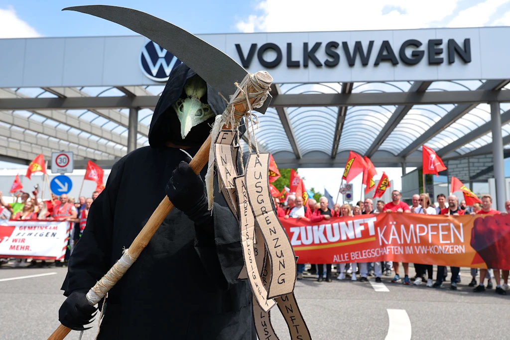 Beschäftigte von Volkswagen beteiligen sich an einer Informations- und Protestaktion der IG Metall vor dem VW-Werk in Zwickau.