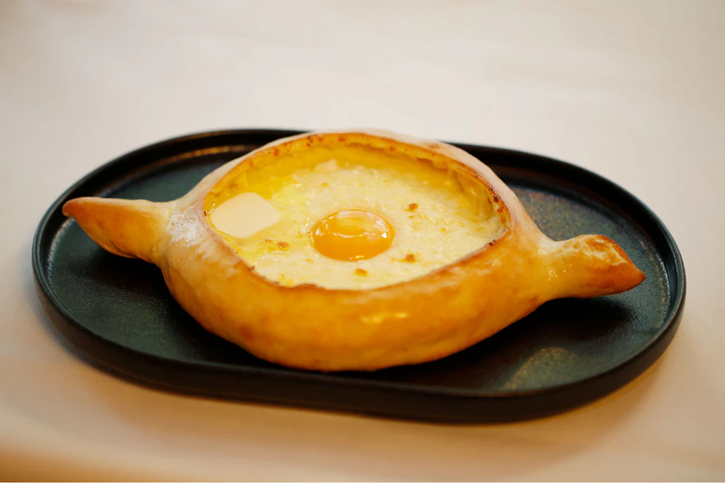 Kalorienreicher und köstlicher Klassiker der georgischen Küche: Khatschapuri mit Käse und Ei