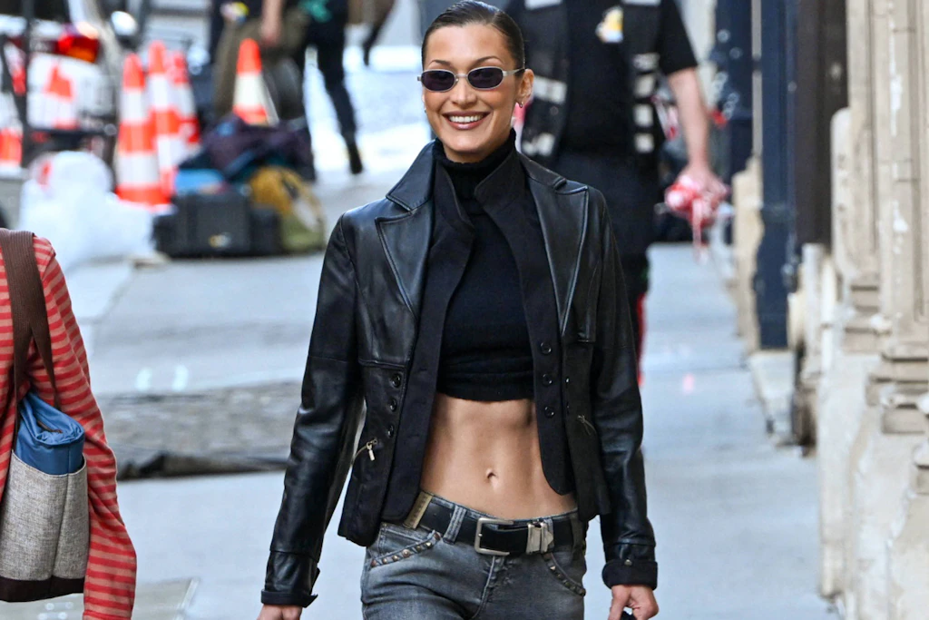 Model Bella Hadid im April 2025 in Paris – die Übergangsgarderobe wird zunehmend zur Stilfrage statt zur Notwendigkeit.