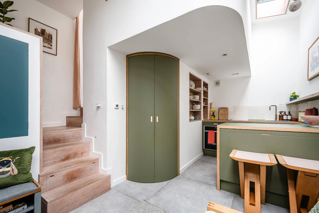 Warme Töne wie salbeigrüne Akzente machen ein Zimmer gemütlich. Clevere Einbauten und multifunktionale Möbel sorgen in kleinen Wohnungen für Wohnlichkeit.