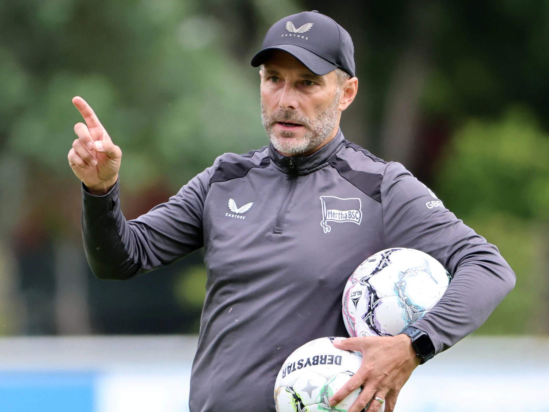 Hertha-Trainer Stefan Leitl zeigt es an und warnt vor dem DFB-Pokalgegner 1. FC Saarbrücken.