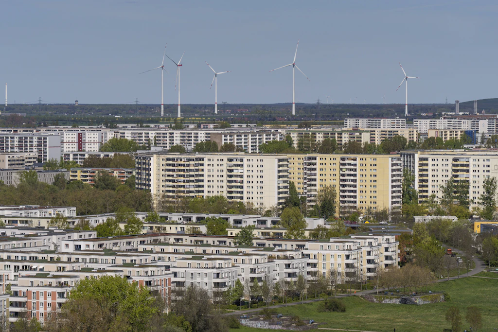 Luftig gebaut, viel Grün zwischen den Blocks: Genau das loben die einen an der Siedlung, während andere über Müll und Schlägereien klagen.