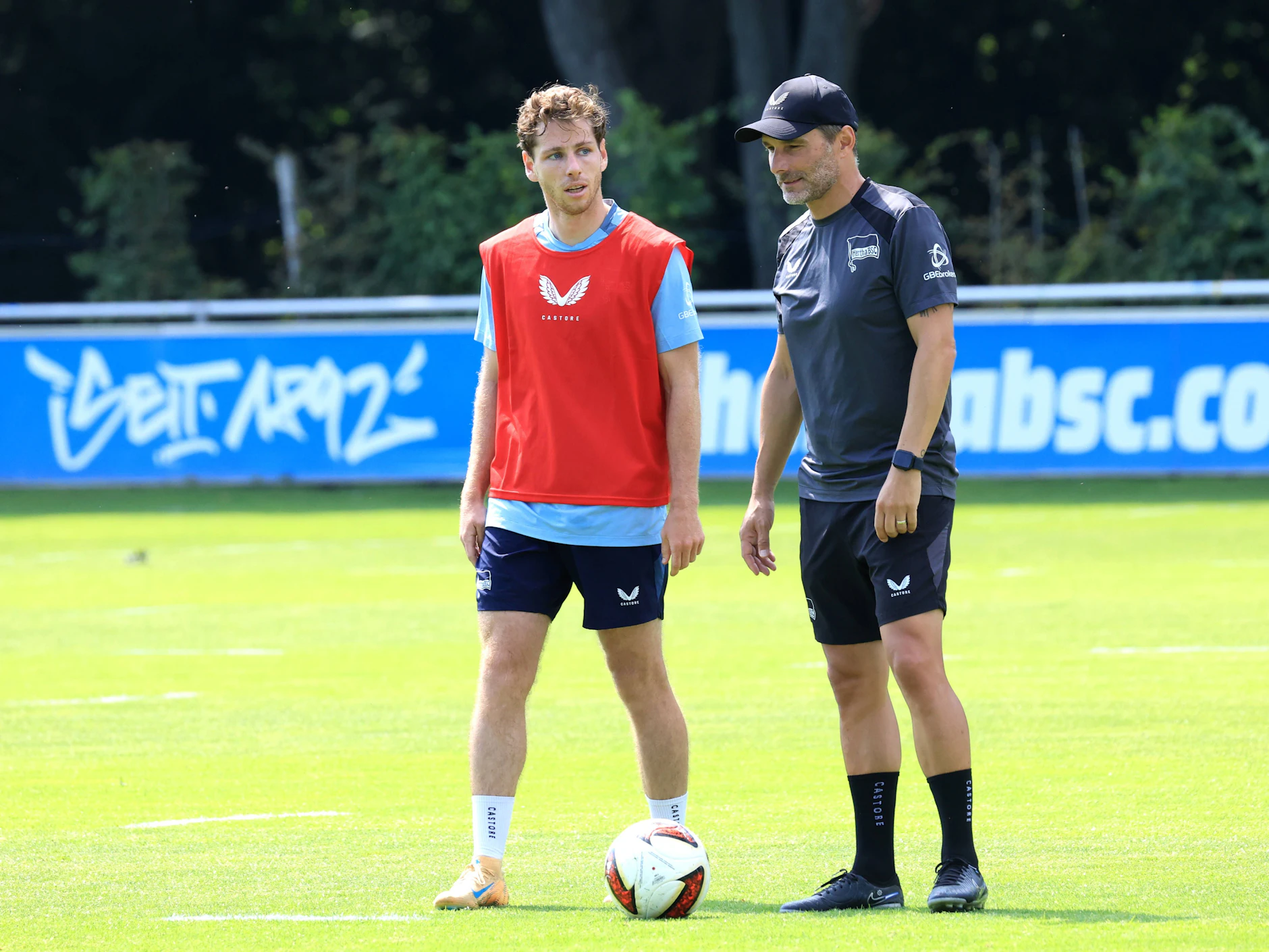 Hertha-Coach Stefan Leitl im Trainingsgespräch mit Mittelfeldspieler Leon Jensen.
