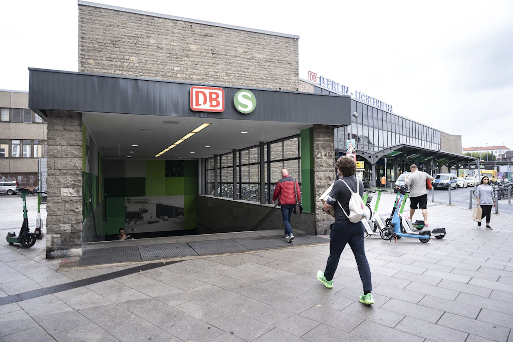 Der Eingang zum&nbsp; Bahnhof Lichtenberg: Der Bezirk könnte bald schon so groß sein wie Bielefeld.