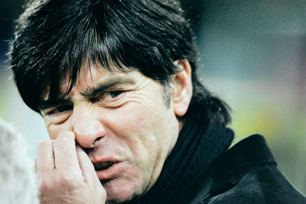 Prominenter Popler: Der ehemalige Bundestrainer Jogi Löw popelt in der Öffentlichkeit.