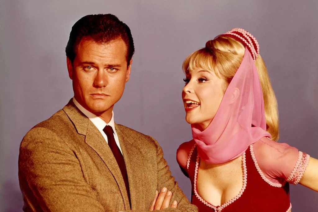 Serien-Hit in den 60ern: Barbara Eden als „Bezaubernde Jeannie“ und Larry Hagman als NASA-Major und ihr „Meister“.