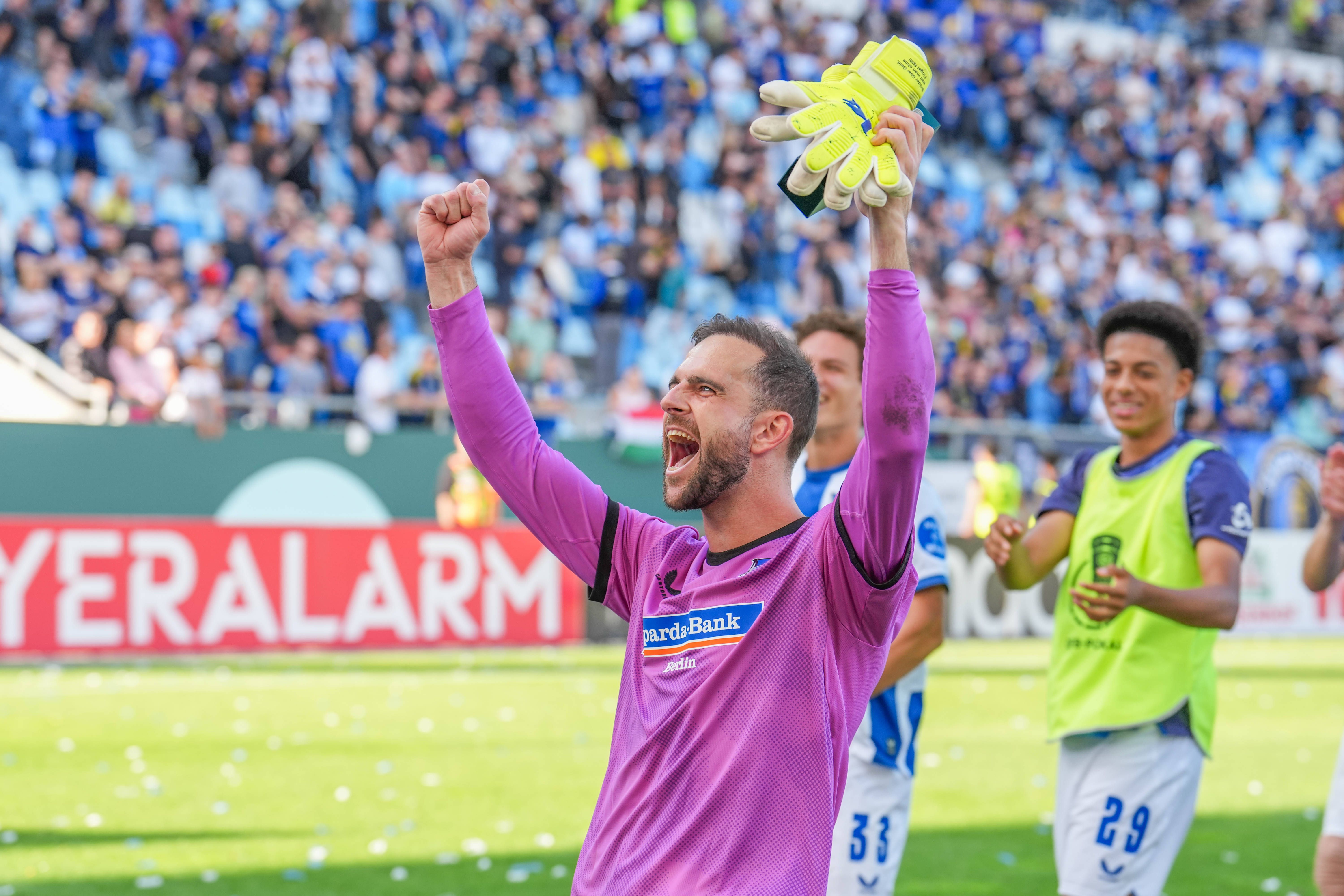 Torwart Gersbeck rettet Hertha im DFB-Pokalkrimi in Saarbrücken