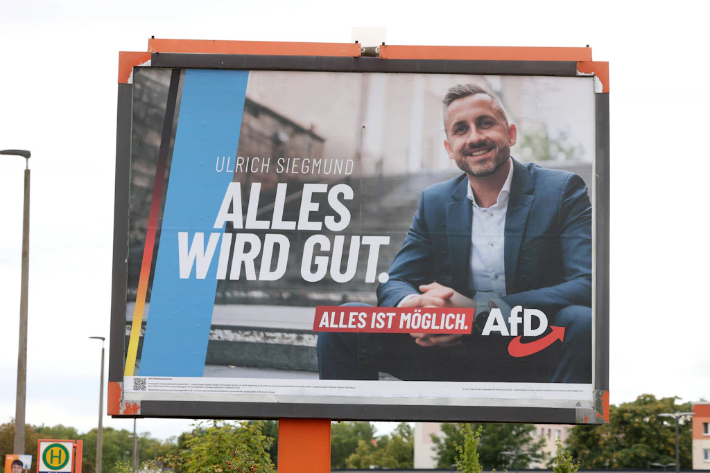 Ein Wahlplakat zur Landtagswahl in Sachsen-Anhalt von der AfD mit dem Spitzenkandidat Ulrich Siegmund.
