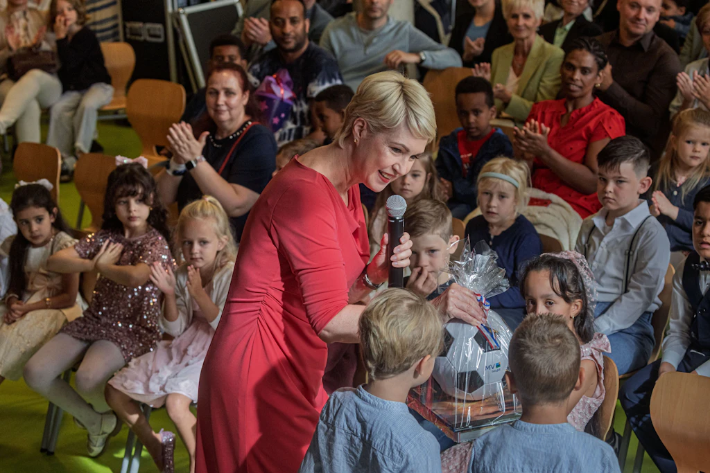 Mecklenburg-Vorpommerns Ministerpräsidentin Manuela Schwesig (SPD) spricht auf einer Einschulungsfeier der an der Grundschule Lankow zu den Erstklässlern.