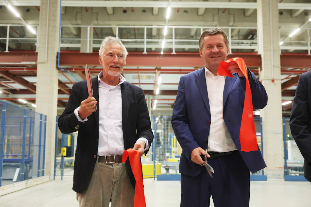 Sven Schulze (CDU), Ministerpräsident von Sachsen-Anhalt, zerschneidet gemeinsam mit Kurt Krieger (l.), Inhaber von Möbel Höffner, das Eröffnungsband.