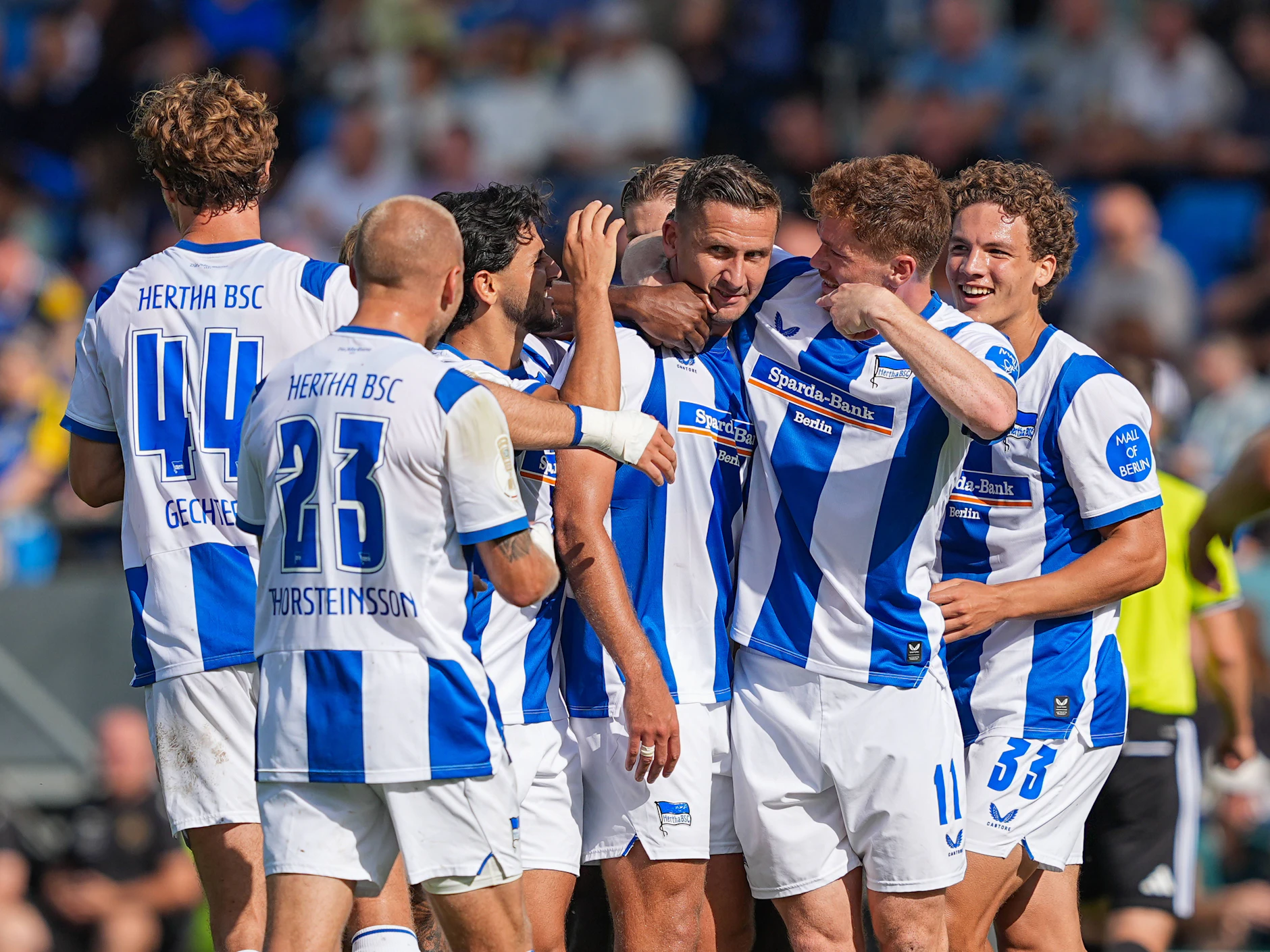 Herthas Profis jubeln mit Torschütze Paul Seguin über sein Tor zum 1:0 gegen den 1. FC Saarbrücken.