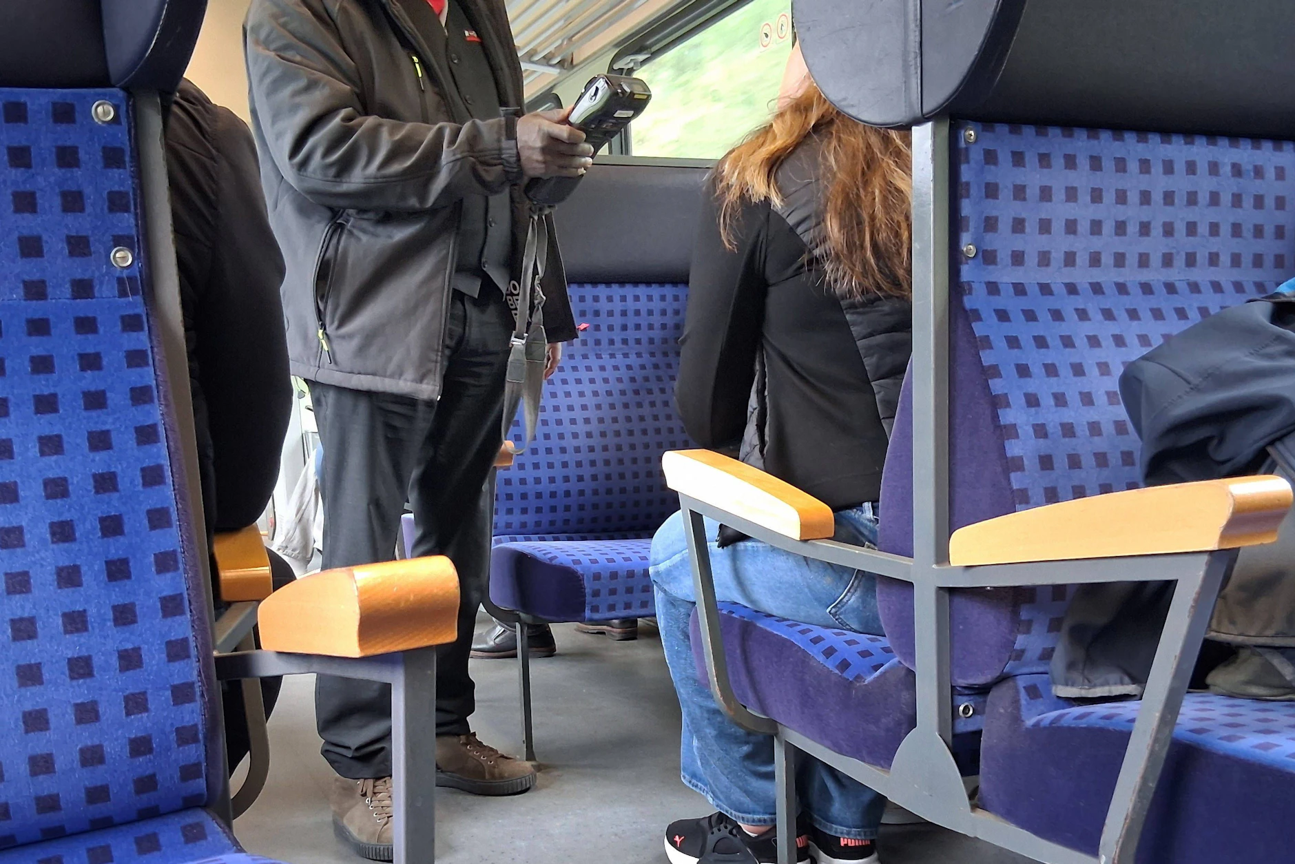 Die Personalausweis-Kontrolle betrifft vor allem Bahnfahrer mit einer BahnCard.