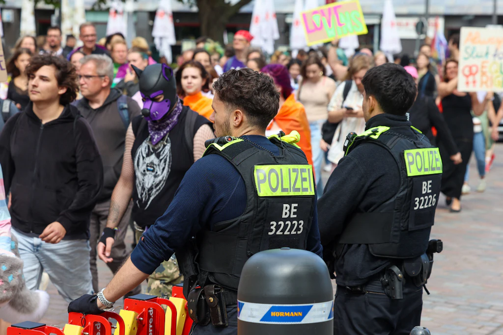 Mehrere Hundert Polizeikräfte, auch aus anderen Bundesländern, begleiteten den Demonstrationszug.