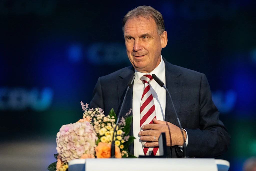 Dieter Althaus, ehemaliger Thüringer Ministerpräsident, wurde zum jüngsten Landesparteitag der Thüringer CDU zum Ehrenvorsitzenden ernannt. Dennoch hat er einen kritischen Blick auf gesellschaftliche und politische Entwicklungen im Land.