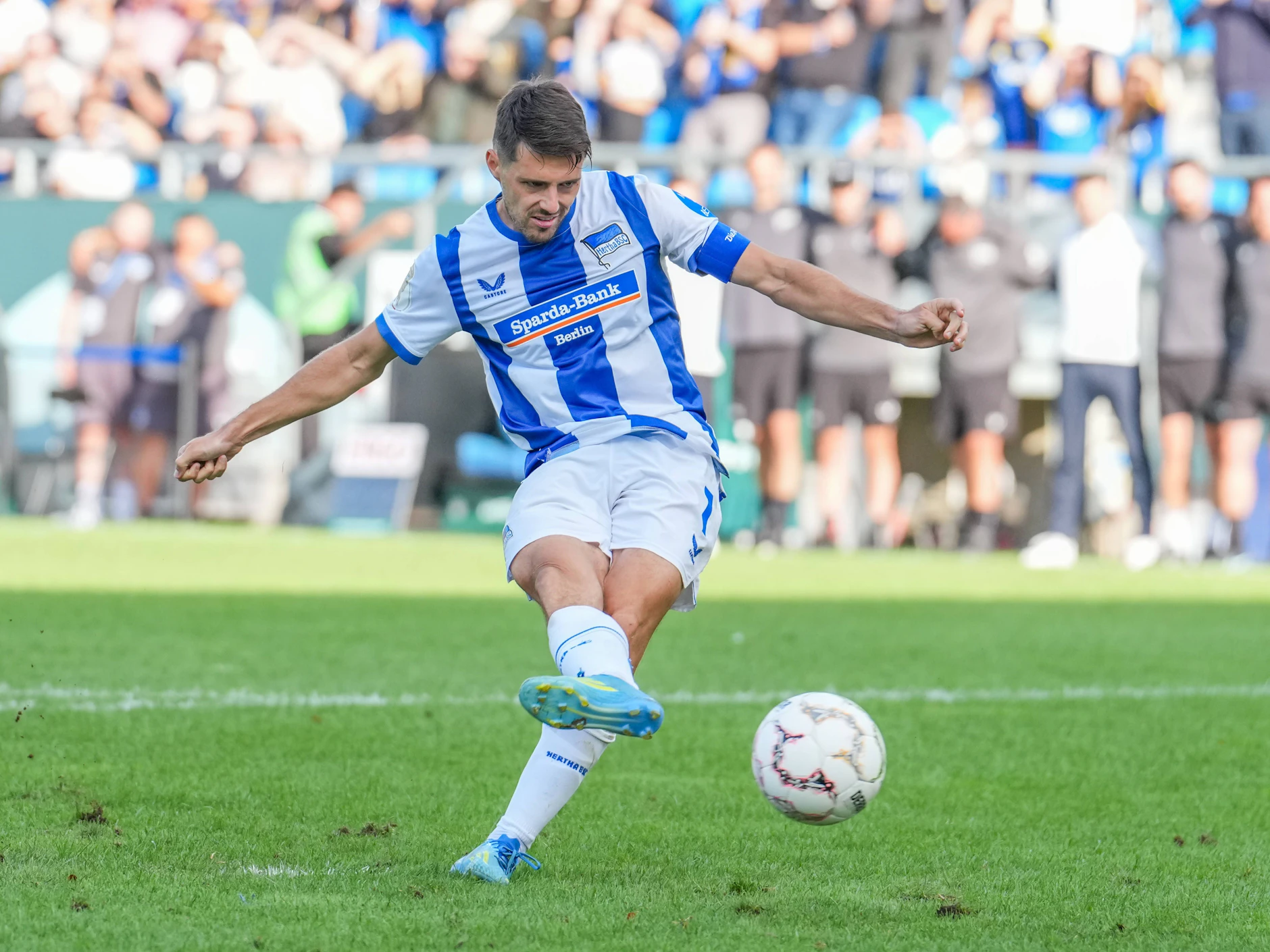 Hertha-Kapitän Josip Brekalo verwandelter als erster Schütze sicher seinen Elfmeter.