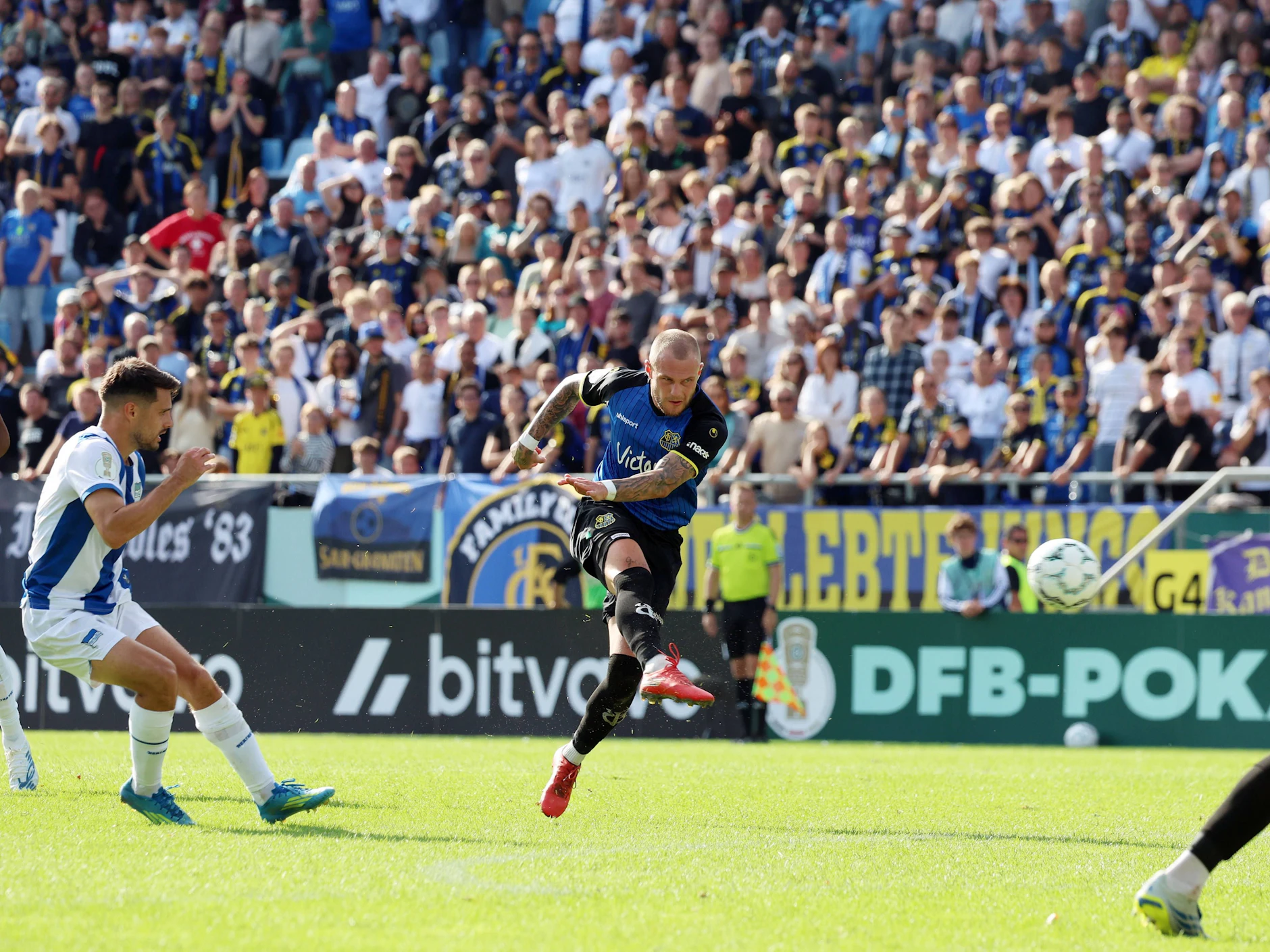 Philip Fahrner trifft in der Nachspielzeit zum 1:1 für den 1.FC Saarbrücken. Hertha musste im DFB-Pokal in die Verlängerung und ins Elfmeterschießen.