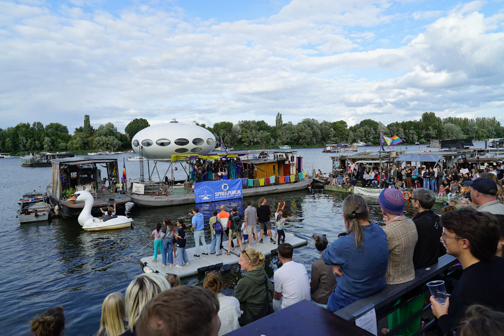 Der „Rummel auf der Bucht“ ist ein kostenloses Kultur- und Nachbarschaftsfest, ein Open-Air-Festival auf und am Wasser.