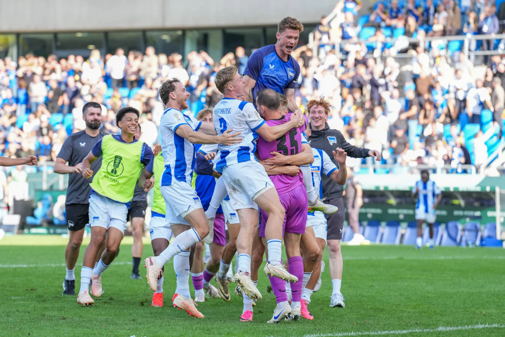 Die Spieler von Hertha BSC jubeln nach dem gewonnenen Elferkrimi im DFB-Pokal beim 1. FC Saarbrücken.
