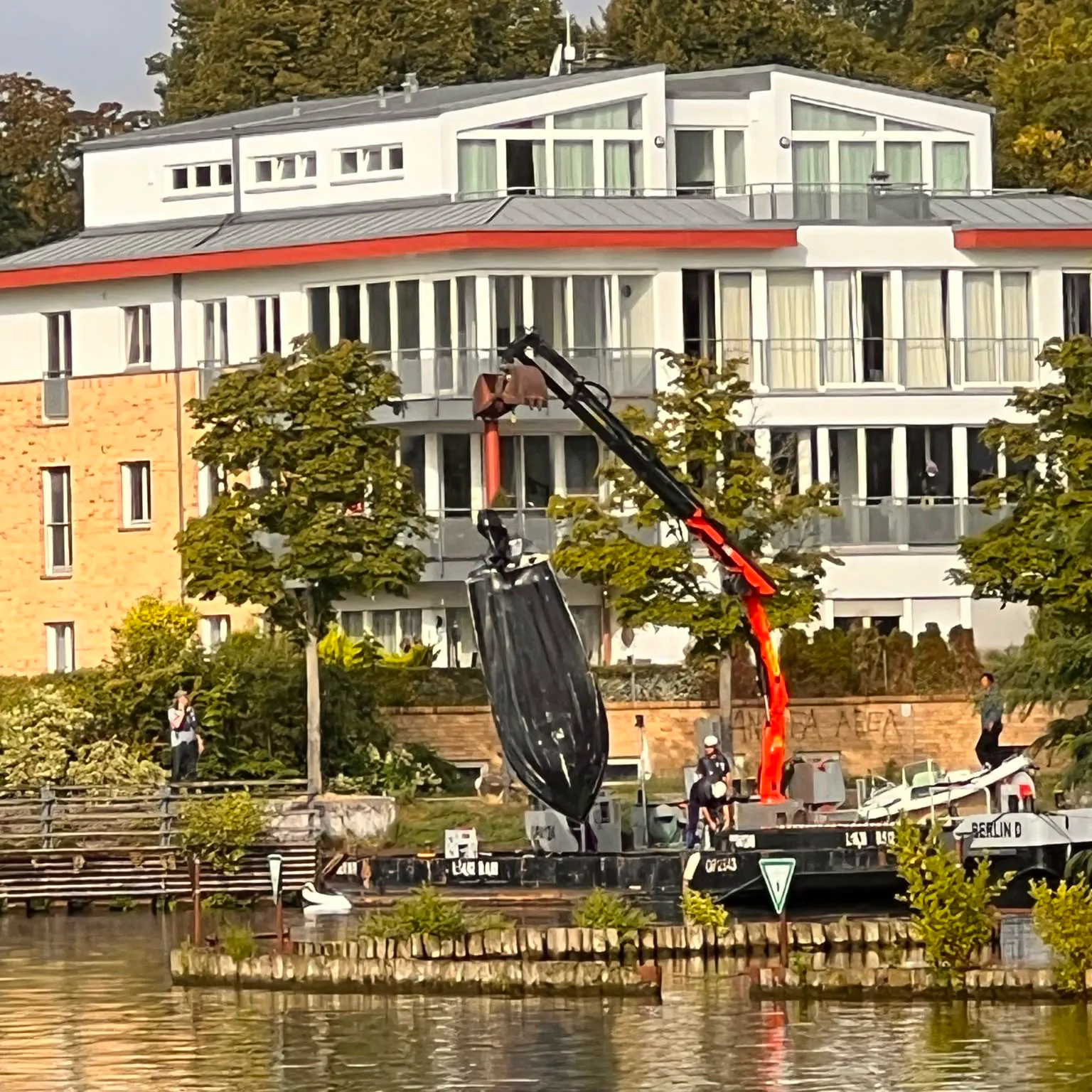 So wurde das Boot am Mittwoch auf der Rummelsburger Bucht geborgen.
