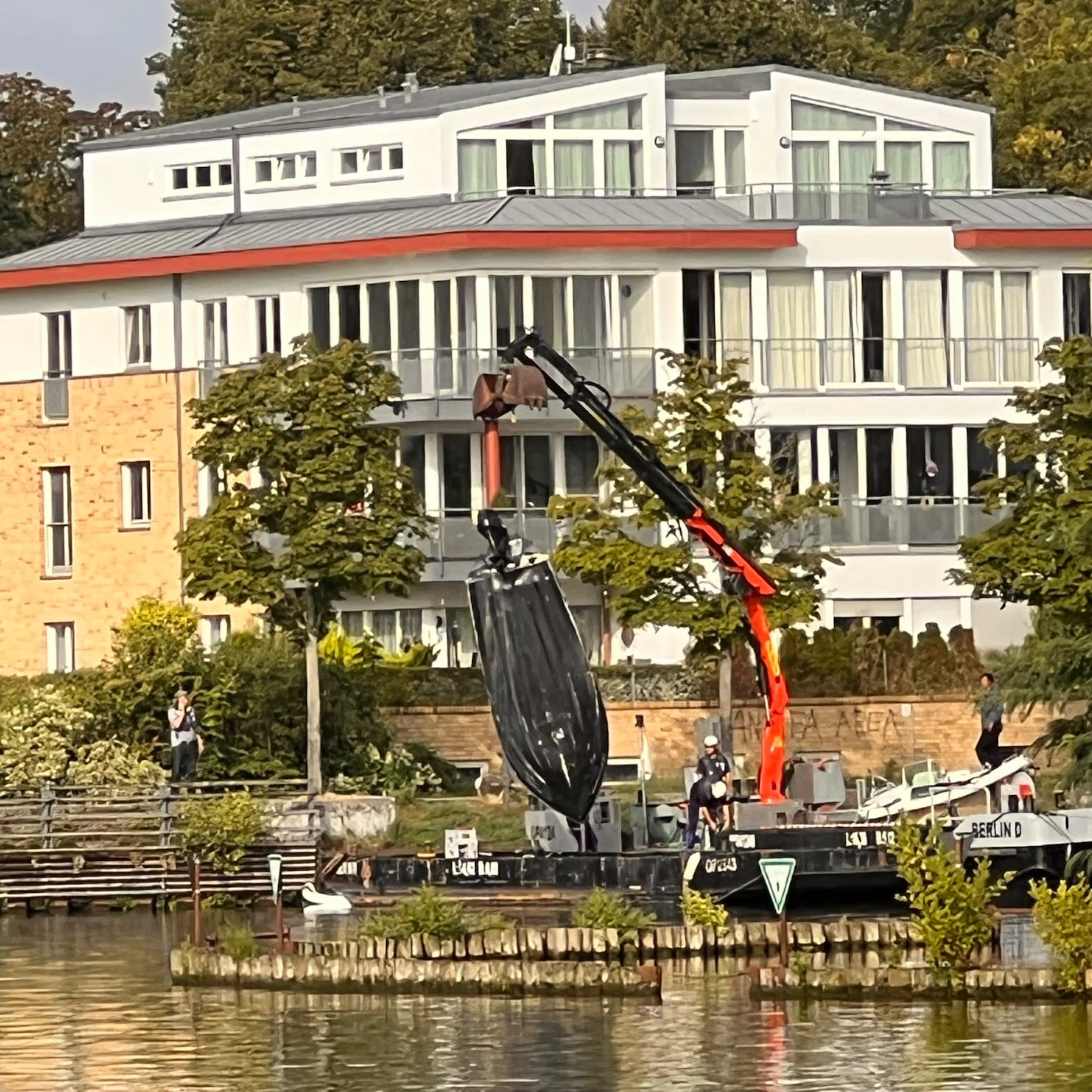 So wurde das Boot am Mittwoch auf der Rummelsburger Bucht geborgen.