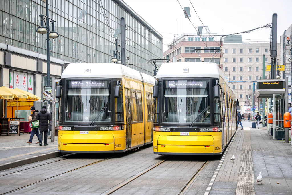 Bei den Straßenbahnen gibt es am Montag an mehreren Stellen Einschränkungen, unter anderem in Mitte am Alexanderplatz, aber auch in Prenzlauer Berg.