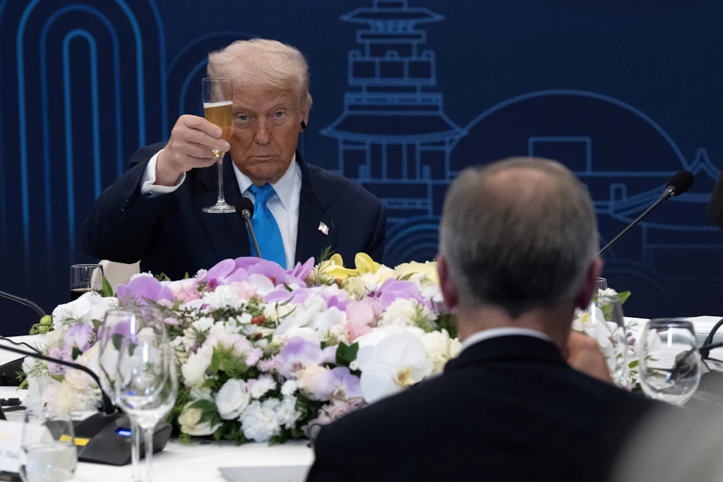 US-Präsident Donald Trump und Kanadas Premierminister Mark Carney bei einem Treffen im südkoreanischen Gyeongju im Oktober 2025