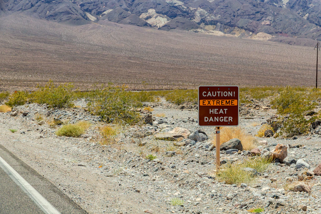 Ein Schild an einer Straße im Death Valley in Kalifornien warnt vor der Gefahr der extremen Hitze.